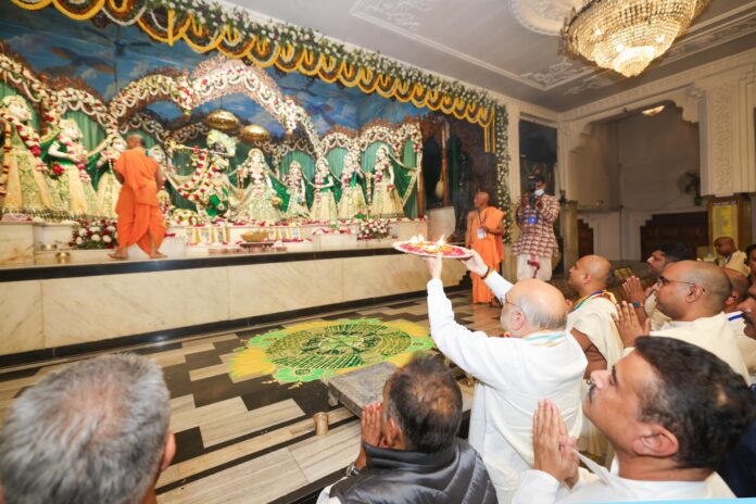 Home-Minister-of-India-Amit-Shah-offering-arat-to-Sri-Sri-Radha-Madhava-and-Ashtasakhi-at-ISKCON-Mayyapur