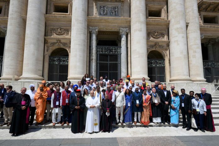 Hindu-Buiddist-Christians-Jains-Sikh-leaders-with-the-Pope